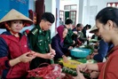 Thay vì nhận hoa, Hội Phụ nữ nhiều huyện ở Hà Tĩnh gói hàng trăm chiếc bánh chưng ủng hộ bà con bị bão lũ