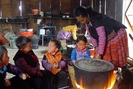 Nhiệt độ tụt sâu, người dân vùng cao Sơn La co ro trong giá lạnh