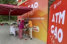 Cây "ATM gạo" miễn phí ở Hà Nội hỗ trợ người dân gặp khó khăn trong mùa dịch Covid-19