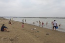 Hà Nội: Bất chấp biển cấm, hàng trăm người đổ ra sông Hồng tắm "giải nhiệt"