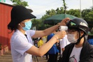 Sĩ tử phố núi Sơn La kiểm tra y tế nghiêm ngặt trước khi thi môn Ngữ Văn