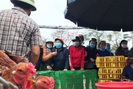 Hà Nội: Xếp hàng cả tiếng đồng hồ để "giải cứu" gà đồi Hải Dương với giá 55 nghìn đồng/kg