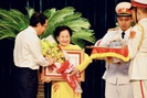 Nông dân Phạm Thị Huân đón nhận danh hiệu Anh hùng Lao động thời kỳ đổi mới