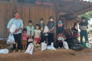 Nậm Pồ: Trao nhu yếu phẩm hỗ trợ các gia đình trong khu vực phong tỏa xã Si Pa Phìn