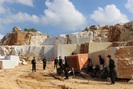 Đột kích xưởng khai thác đá trắng trái phép tại Nghệ An