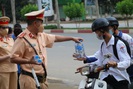 Chùm ảnh: Cảnh sát đưa nước, phụ nữ đưa cơm tiếp sức mùa thi tốt nghiệp THPT
