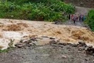 Sơn La: Lũ cuồn cuộn tràn qua tỉnh lộ 109, giao thông bị ách tắc