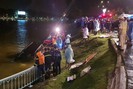 Xe ô tô chở 4 người bất ngờ lao xuống Hồ Xuân Hương, 2 người tử vong