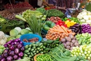 Sau mưa lũ, cầm 100.000 đồng đi chợ mua được mỗi mớ cải xanh, rau thơm