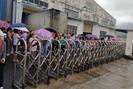 Nghi ngờ công ty sắp giải thể, hàng loạt công nhân ở Đà Nẵng tụ tập dưới mưa đòi quyền lợi