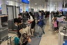Từ vụ cô gái nhảy múa ở sân bay đến mang dao lên máy bay: Cục Hàng không Việt Nam ra chỉ thị "nóng"