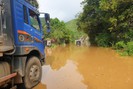 Yên Bái: Ngập úng cục bộ trên Quốc lộ 37, hàng dài xe chờ nước rút