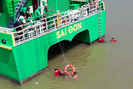 Diễn tập "giải cứu" tàu cao tốc mắc cạn trên sông Hậu