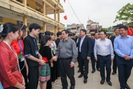 Thủ tướng Chính phủ Phạm Minh Chính thăm hỏi, tặng quà học sinh, cán bộ y tế, người bệnh ở Điện Biên