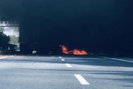 Xe container tông vào lan can, bốc cháy dữ dội giữa đường cao tốc