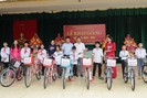 Hòa Bình: Trao 20 chiếc xe đạp cho học sinh có hoàn cảnh khó khăn