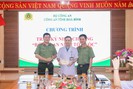 Giám đốc BVĐK tỉnh Hòa Bình nhận Kỷ niệm chương "Bảo vệ an ninh Tổ quốc"