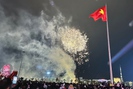 Hàng ngàn người dân tập trung về Quảng trường Tây Bắc đón xuân Giáp Thìn 2024