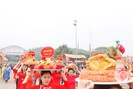 Lễ hội có xôi gấc đỏ thắm, gà luộc cánh tiên thu hút hàng nghìn du khách tới dâng hương ở Lào Cai