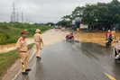 Lực lượng Công an Hòa Bình giúp dân khắc phục hậu quả mưa lũ