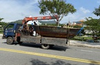 Tránh bão số 9, ngư dân Đà Nẵng hối hả đưa tàu thuyền "phi như bay" trên phố