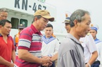 Chùm ảnh: Khánh Hòa đưa 11 ngư dân và tàu cá tỉnh Bình Định gặp nạn vào bờ 