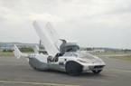 Xem siêu xe ‘biến hình’ máy bay cất cánh trên bầu trời