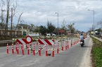 Quảng Ngãi: Dựng rào, cắm biển giảm họa cho tường chắn bê tông ở cầu Trà Bồng