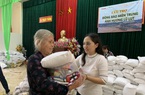 Hà Tĩnh: Người dân vùng lũ phấn khởi vì quà tặng có cả rau