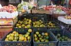 Hà Nội: Tiểu thương chợ đầu mối Long Biên "khóc dòng" vì giá cam, bưởi quá rẻ, cam đặc sản chỉ 8.000 đồng/kg