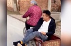 Câu chuyện thú vị đằng sau hình ảnh bà 92 tuổi đạp xe chở cháu trai 30 tuổi đi chơi