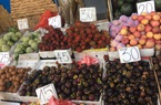 Giữa hè, hoa quả tiếp tục giảm giá