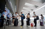 Bắc Kinh nới lỏng phong tỏa, người dân đổ xô đi mua vé máy bay
