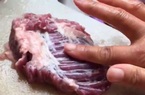 Clip kỳ quái: Miếng thịt không ngừng co giật trên thớt như vật thể sống gây kinh ngạc