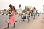 Hơn 10 triệu lao động nhập cư Ấn Độ phải đi bộ về quê vì Covid-19