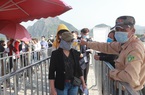 Người dân chen nhau khai báo y tế, viếng chùa Tam Chúc chiều mùng 3 Tết
