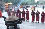 Người dân đeo khẩu trang kín mít khi về khai lễ Đền Mẫu Âu Cơ giữa dịch Covid-19