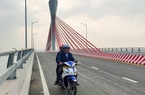 Niềm vui vỡ oà của người dân Nghệ An, Hà Tĩnh ngày đầu được lưu thông qua cầu Cửa Hội gần nghìn tỷ