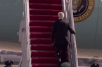 Clip: Tổng thống Mỹ Joe Biden liên tục vấp ngã khi bước lên chuyên cơ