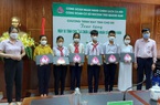 Quảng Nam: Ngân hàng CSXH trao tặng máy vi tính cho học sinh nghèo, có hoàn cảnh khó khăn