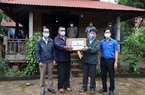 Công ty Điện lực Đắk Lắk tặng vật tư y tế cho buôn kết nghĩa M'riu