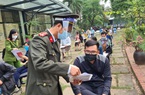 Hàng trăm công nhân ở Hà Nội xếp hàng làm lại căn cước công dân gắn chíp mới