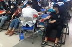 Người dân hăng hái tham gia hiến máu giữa dịch Covid-19