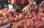 Giá lợn hơi chạm đáy nhiều năm nhưng thịt ngoài chợ vẫn cao