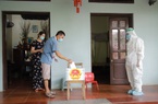 Theo chân hòm phiếu "di động" đến tận nhà cử tri bị cách ly ở tâm dịch Bắc Ninh
