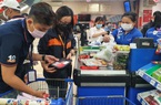 TP.HCM: Lo ngại dịch Covid-19 phức tạp, người dân đi siêu thị mua rau củ, thịt cá, mì gói
