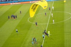 Clip: Dù lượn rơi vào trong sân giữa trận Pháp - Đức làm khán giả chấn thương