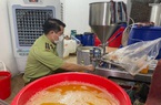 Video: Bên trong xưởng sản xuất mỹ phẩm đựng trong xô, chậu giả mạo nhiều nhãn hiệu nổi tiếng