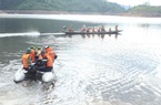 Dùng xuồng, ca nô tìm kiếm các nạn nhân mất tích tại lòng hồ thuỷ điện Rào Trăng 4 