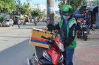 TP.HCM: Grab, Gojek, Now… tắt giao hàng sau 17h, gấp rút làm thẻ đeo cho shipper